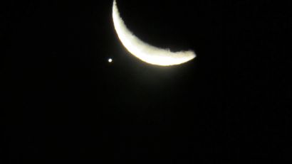 01 Mjesec se osvjetljenom stranom približava Jupiteru - gledano prostim okom