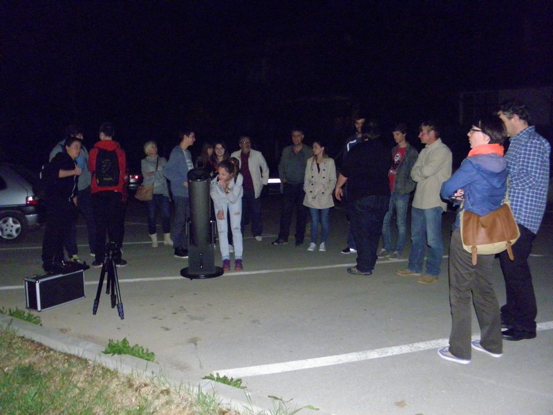 Organizatori su mogli biti zadovoljni posjećenošću predavanja i promatranja neba s parkirališta Gimnazije (foto: ratko Matić)