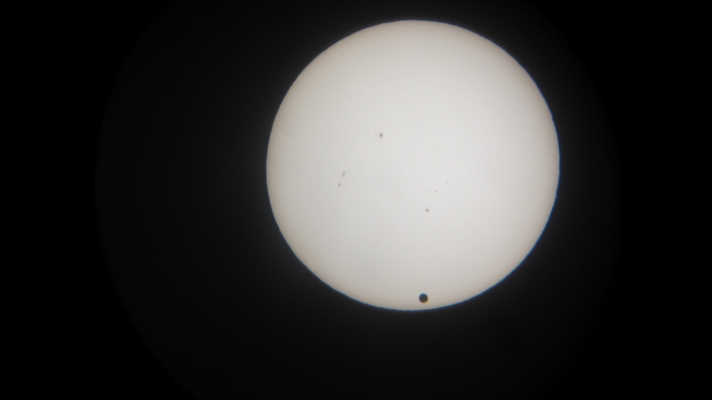 Tranzit Venere (crni kružić u dnu Sunčevog diska) 6. lipnja 2012. kroz teleskop Perzeida. Slično će izgledati i tranzit Merkura, samo Merkur je još manji. (foto: Martin Vujić)