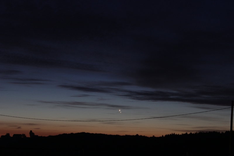 Konjunkcija Venere i Jupitera u zoru 18. kolovoza 2014. iznad Ratarske šume (uz najavu iste pojave 27. kolovoza 2016, foto Martin Vujić)