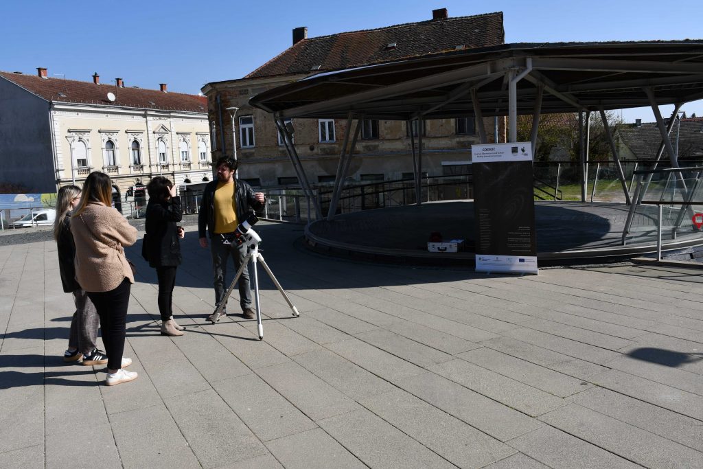 Promatranje Sunca sa Strossmayerovog trga u Križevcima 11. ožujka (foto R. Matić)